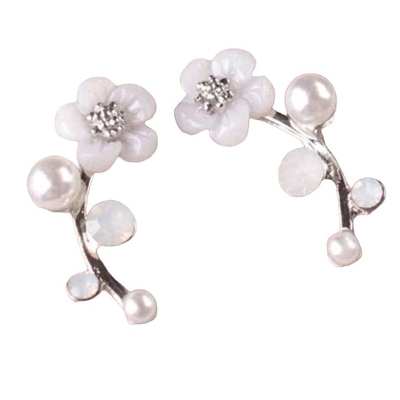 NEW Dainty Flower Crystal Pearl Stud Earrings - Picture 2 of 5
